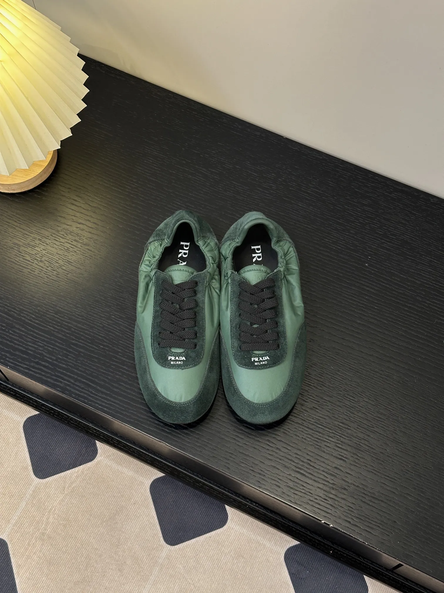 👟👟Ex-factory price 420👟👟 💠𝐏𝐑𝐀𝐃𝐀#Prada catwalk style lightweight thin-soled new moral training shoes casual shoes💠 outsole molded TPU❣️not made of rubber! The suede upper is textured, and the inner sheepskin is wrapped, which is soft and waxy. The insole is thickened with lambskin, which is extremely comfortable to step on, has a sense of support, and feels well wrapped. The shoe shape is full of wrapping, light, easy to wear, and practical. It is a casual shoe that makes you taller and longer legs! White is clean and refreshing, needed all year round, and can be easily worn with skirts and trousers. Upper: imported suede/original molded fabric. Lining: sheepskin. Outsole: TPU outsole! Different from cheap rubber soles on the market! Code number: 35-40 (40 customized)